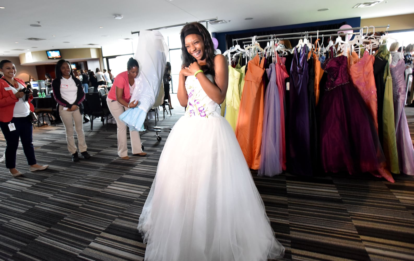 Braves wives host prom makeovers