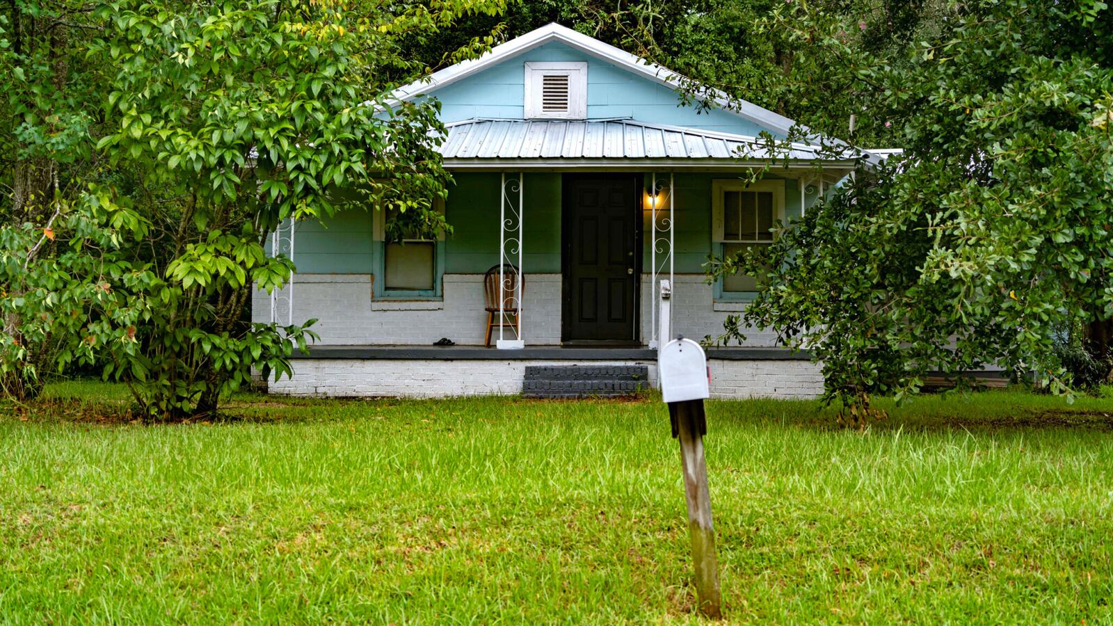 Shaquala Jackson had to leave her home once her garbage can was taken over past due bills. (Photo Courtesy of Lee Hedgepeth/Inside Climate News)