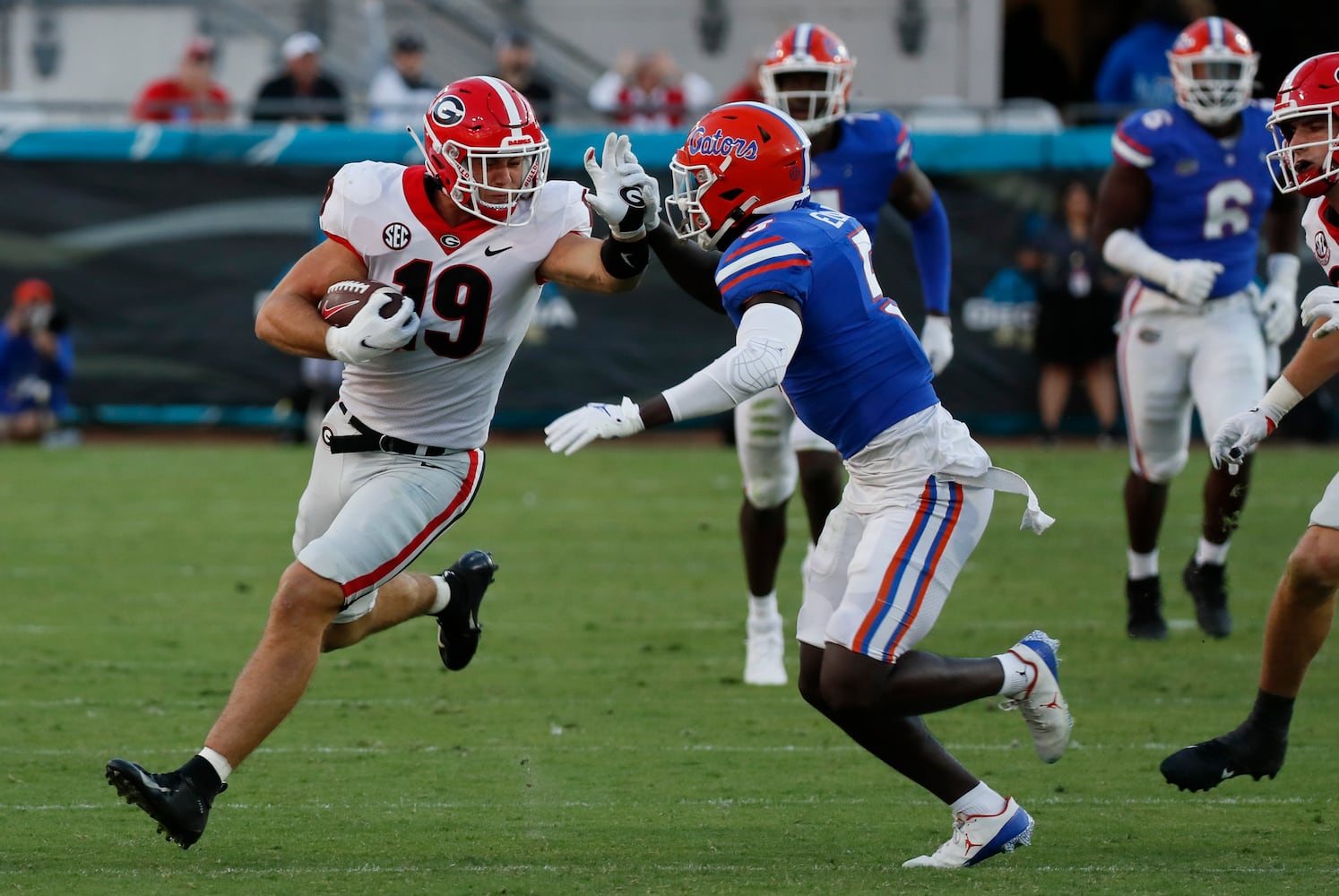 10/30/21 - Jacksonville -  Georgia Bulldogs tight end Brock Bowers (19) stretches a catch for a long first down during the second half of the annual NCCA  Georgia vs Florida game at TIAA Bank Field in Jacksonville. Georgia won 34-7.  Bob Andres / bandres@ajc.com