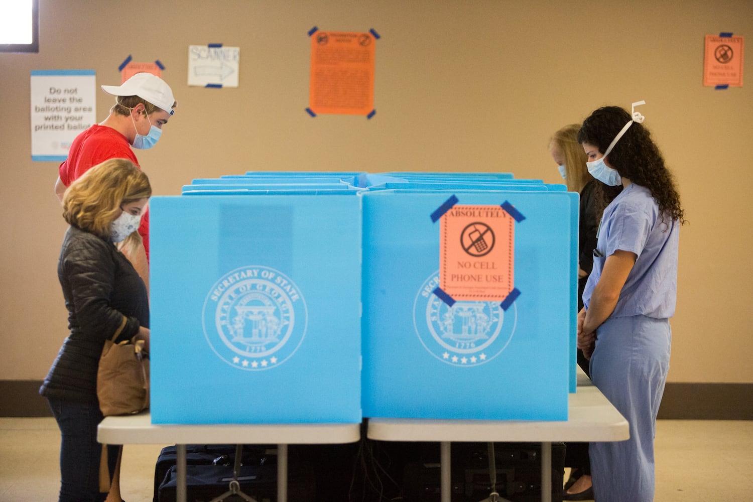 Voters cast their ballots at Lynwood Recreation Center in Brookhaven on the last day of Early voting. PHIL SKINNER FOR THE ATANTA JOURNAL-CONSTITUTION