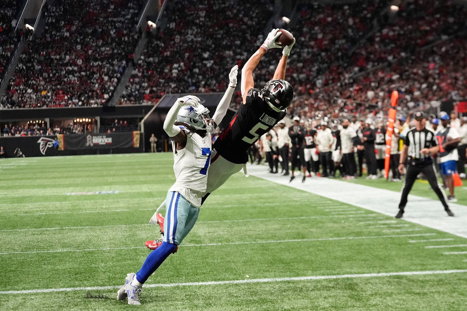 Atlanta Falcons wide receiver Drake London (5) pulls in a touchdown reception over Dallas Cowboys cornerback Trevon Diggs (7) during the first half of an NFL football game, Sunday, Nov. 3, 2024, in Atlanta. (AP Photo/ John Bazemore)