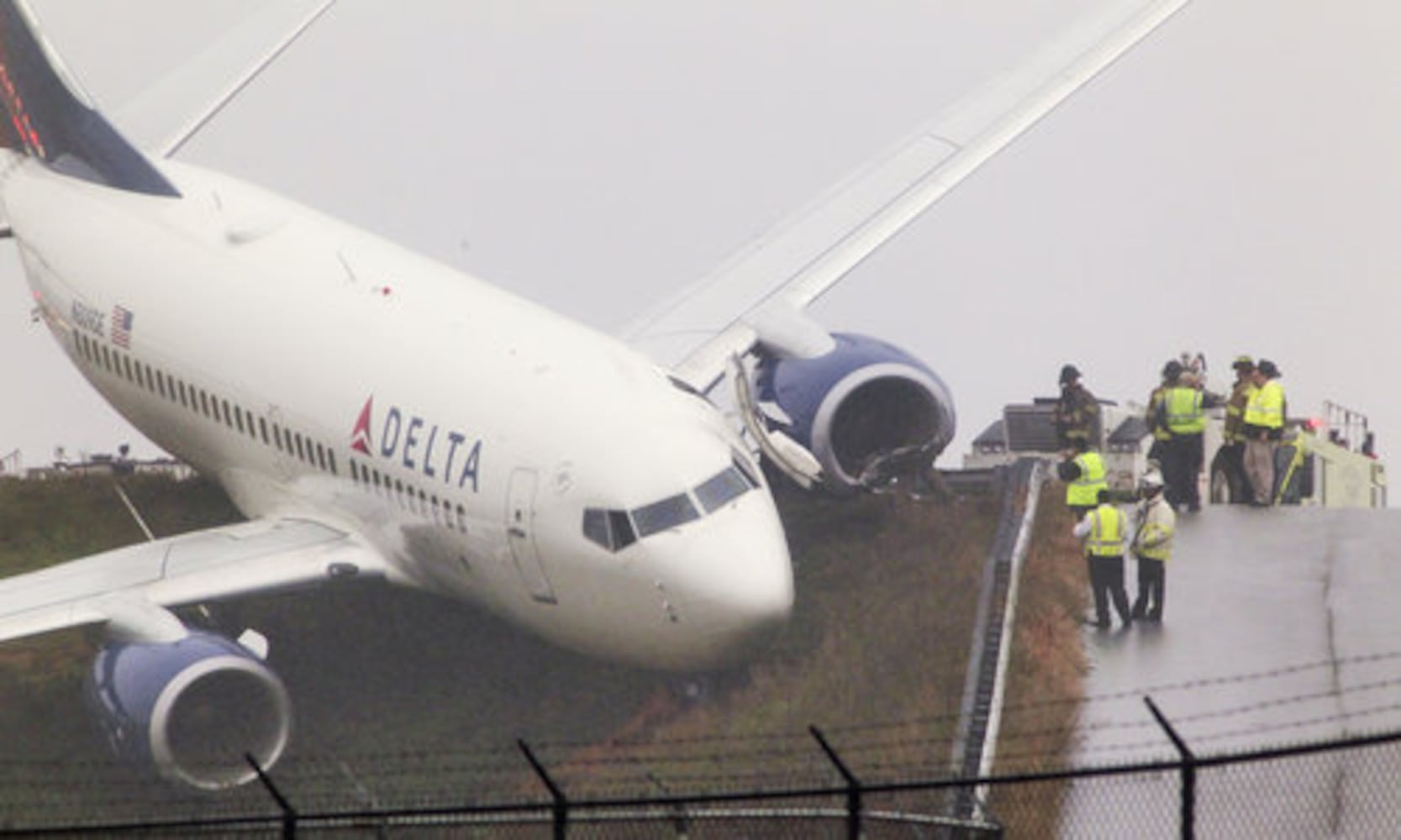 Delta jet runs off taxiway at Hartsfield-Jackson