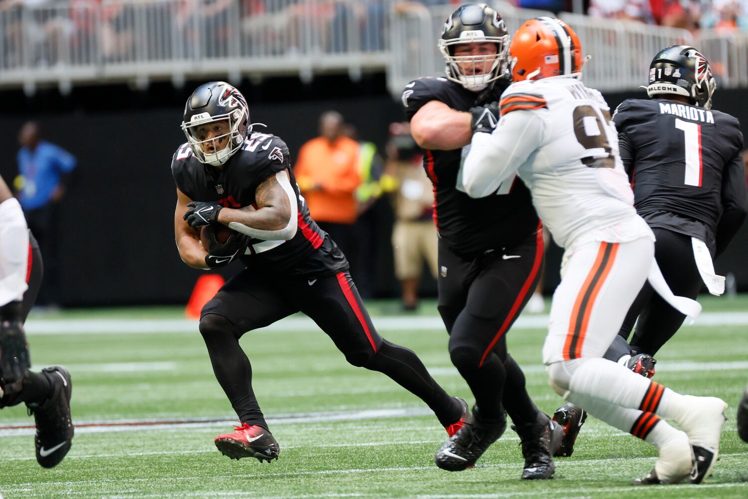 Falcons running back Tyler Allgeier carries the ball during the second quarter Sunday in Atlanta. (Miguel Martinez / miguel.martinezjimenez@ajc.com)