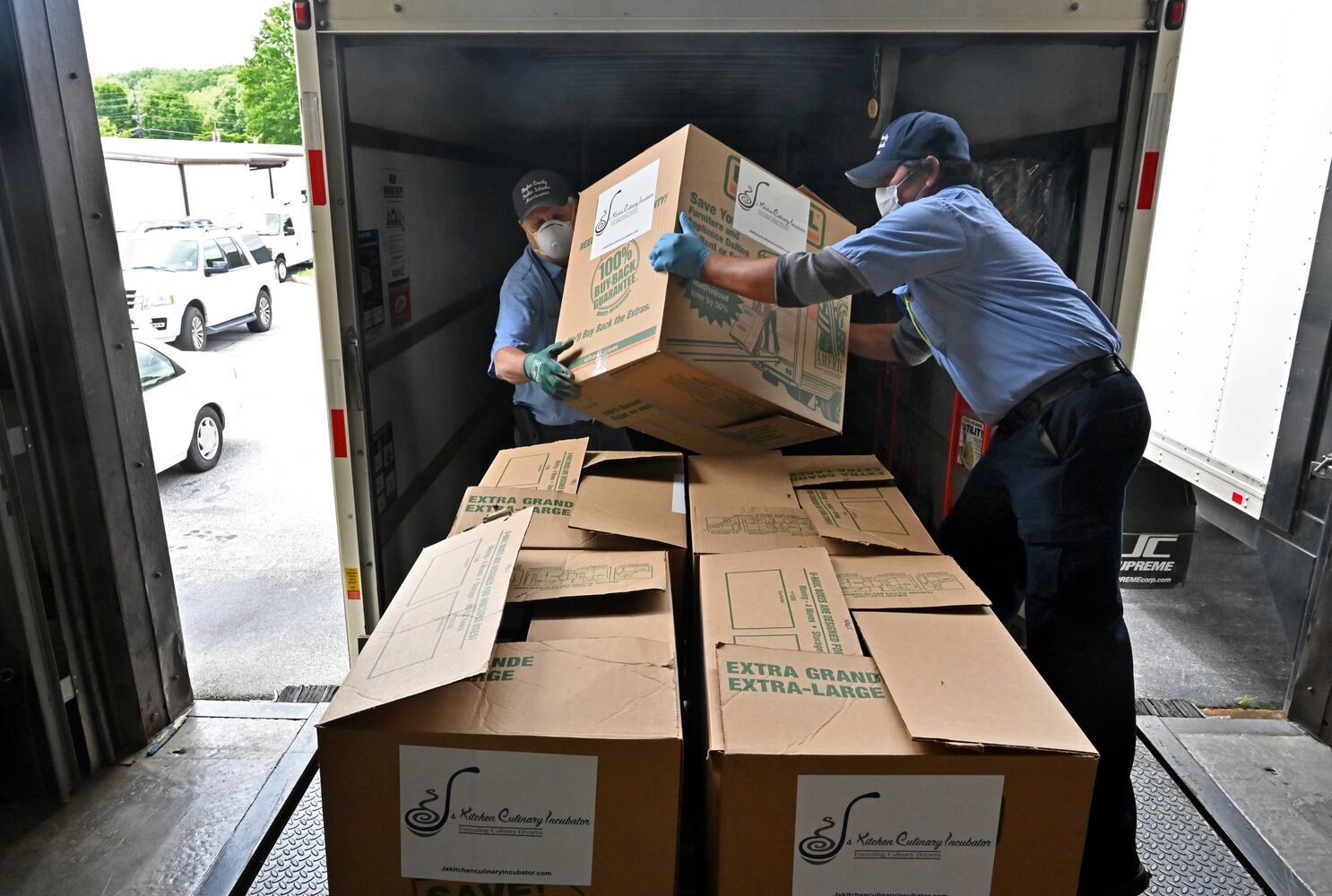 Atlanta’s Usher donates meals to Clayton County residents