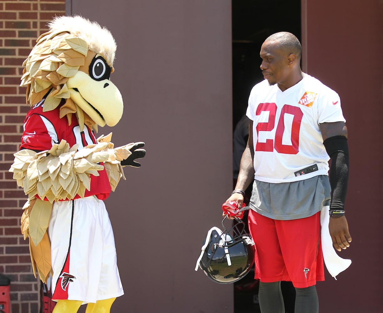 Falcons draw record Kid’s Day minicamp crowd