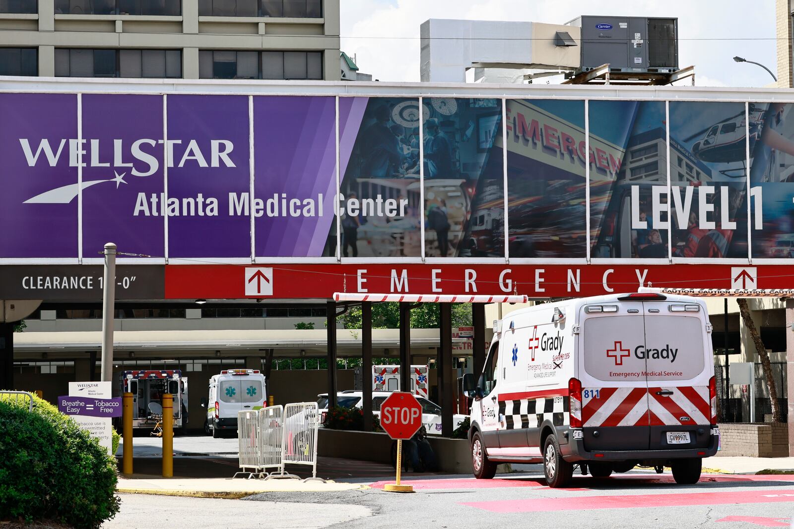 A Grady Hospital ambulance pulls into the emergency entrance of Wellstar Atlanta Medical Center on Monday, September 12, 2022. (Natrice Miller/natrice.miller@ajc.com). 