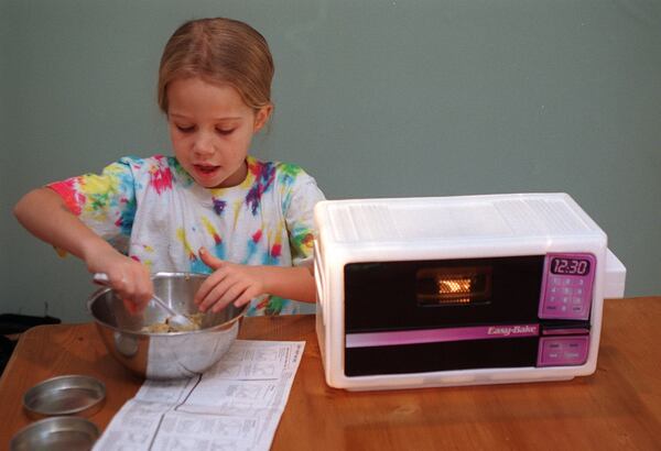 John Kessler’s daughter, Rachel, mixes dough for chocolate chip cookies before putting them in the Easy-Bake Oven she got for Christmas in 1998. AJC FILE