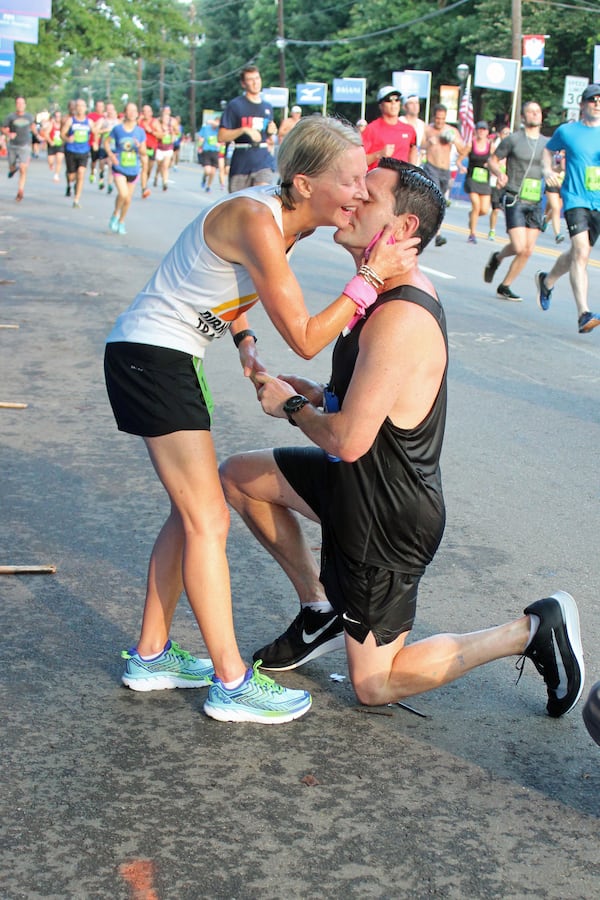 Izzy Gould proposes to Angie Frames at the 2018 Atlanta Journal-Constitution Peachtree Road Race.