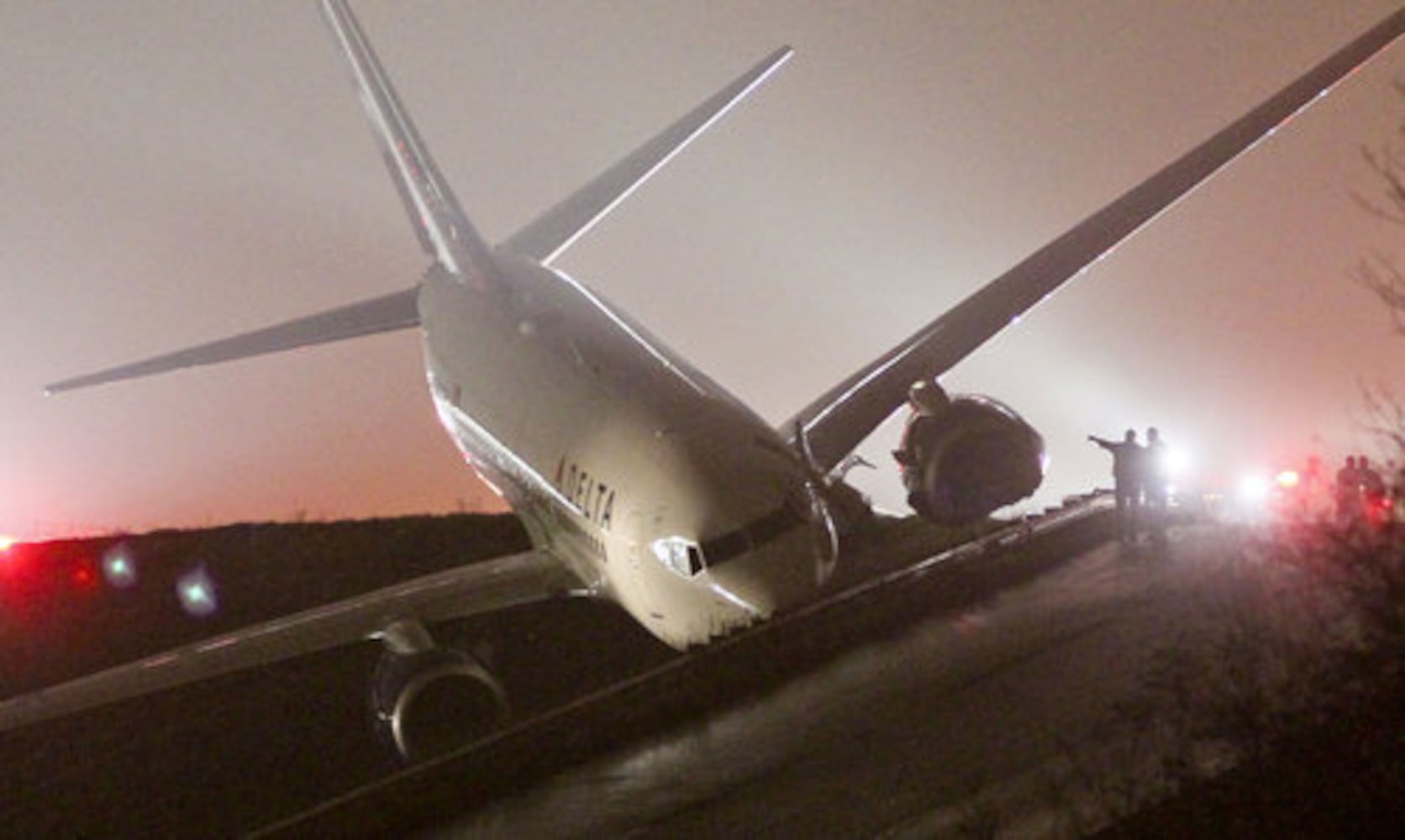 Delta jet runs off taxiway at Hartsfield-Jackson