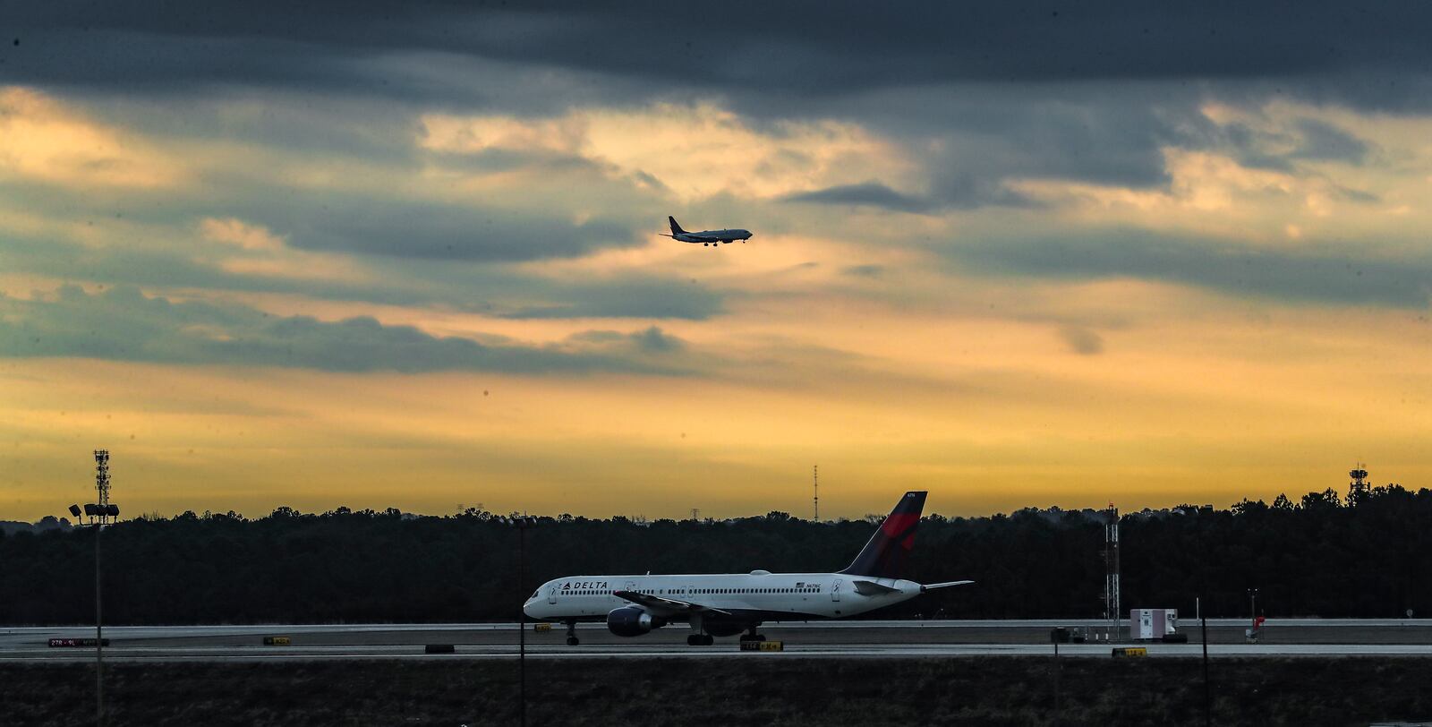 January 11, 2023 ATLANTA: A Delta Air Lines jet taxis at Hartsfield-Jackson International Airport. (John Spink / John.Spink@ajc.com)

