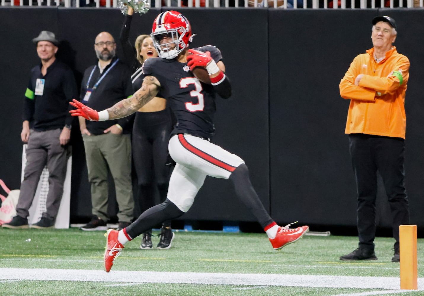 Atlanta Falcons safety Jessie Bates III scored a touchdown afterintercepting a New Orleans Saints pass during the first half of a NFL football game  in Atlanta on Sunday, Nov. 26, 2023.   (Bob Andres for the Atlanta Journal Constitution)