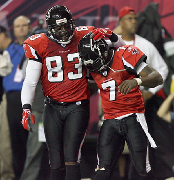 Through 2006, Alge Crumpler and Michael Vick were an explosive connection. (Ben Gray/AJC)