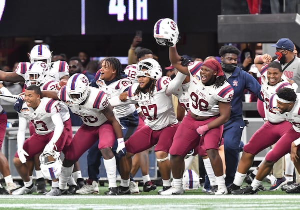 December 18, 2021 Atlanta - South Carolina State players celebrate after South Carolina State's wide receiver Shaquan Davis scored a touchdown during the second half of the 2021 Cricket Celebration Bowl at Mercedes-Benz Stadium in Atlanta on Saturday, December 18, 2021. South Carolina State won 31-10 over Jackson State. (Hyosub Shin / Hyosub.Shin@ajc.com)