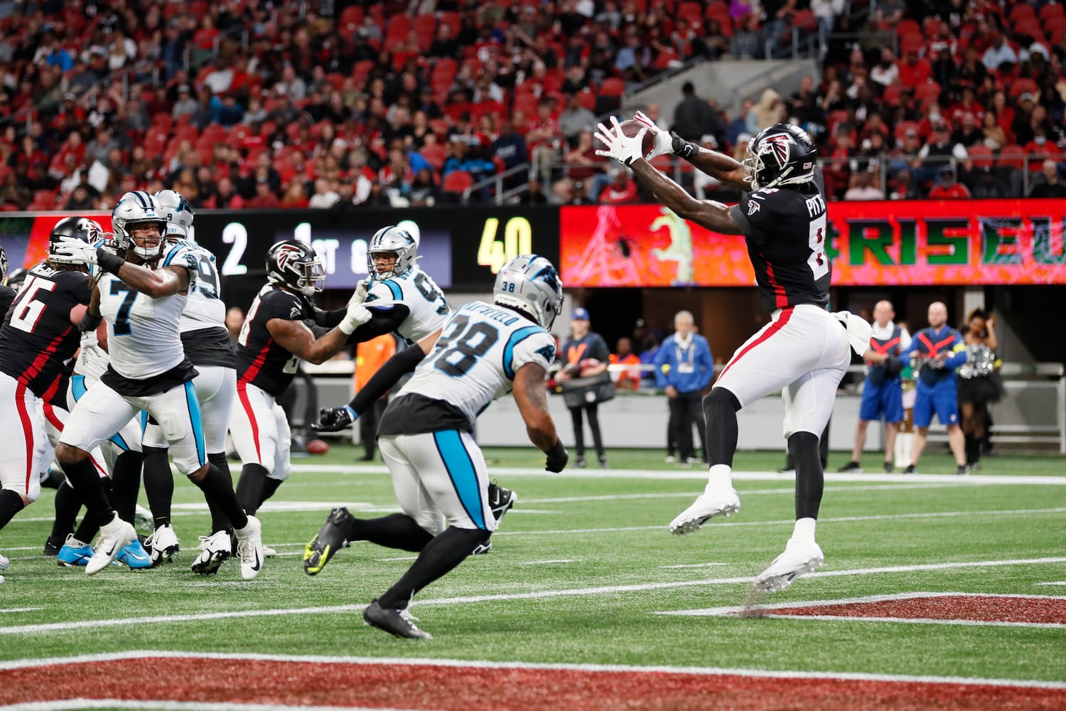 Falcons tight end Kyle Pitts scores a touchdown during the second quarter against the Panthers on Sunday in Atlanta.(Miguel Martinez / miguel.martinezjimenez@ajc.com)