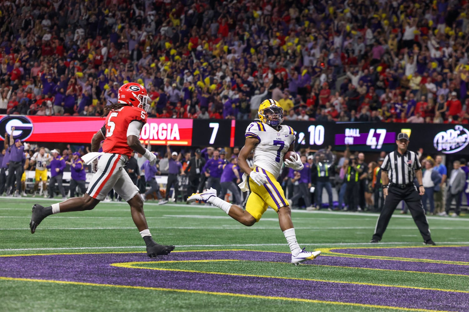 LSU Tigers wide receiver Kayshon Boutte (7) scores against the Georgia Bulldogs on a 53-yard reception during the first half of the SEC Championship Game at Mercedes-Benz Stadium in Atlanta on Saturday, Dec. 3, 2022. (Jason Getz / Jason.Getz@ajc.com)