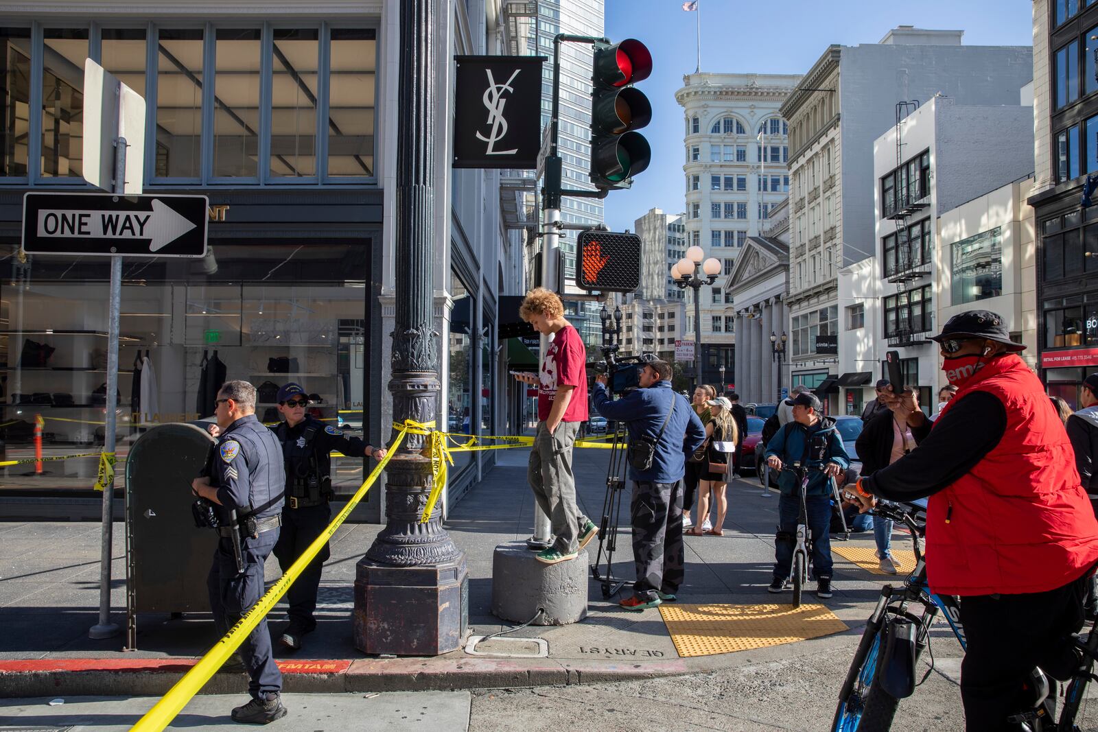 FILE - Police officers secure the area and investigate the scene of a shooting at Union Square in San Francisco, Saturday, Aug. 31, 2024. (Santiago Mejia/San Francisco Chronicle via AP, File)