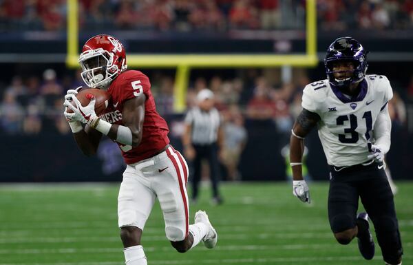 ARLINGTON, TX - DECEMBER 2: Marquise Brown #5 of the Oklahoma Sooners catches touchdown pass as Ridwan Issahaku #31 of the TCU Horned Frogs pursues  in the second half of the Big 12 Championship AT&T Stadium on December 2, 2017 in Arlington, Texas. OU won 41-17. (Photo by Ron Jenkins/Getty Images)