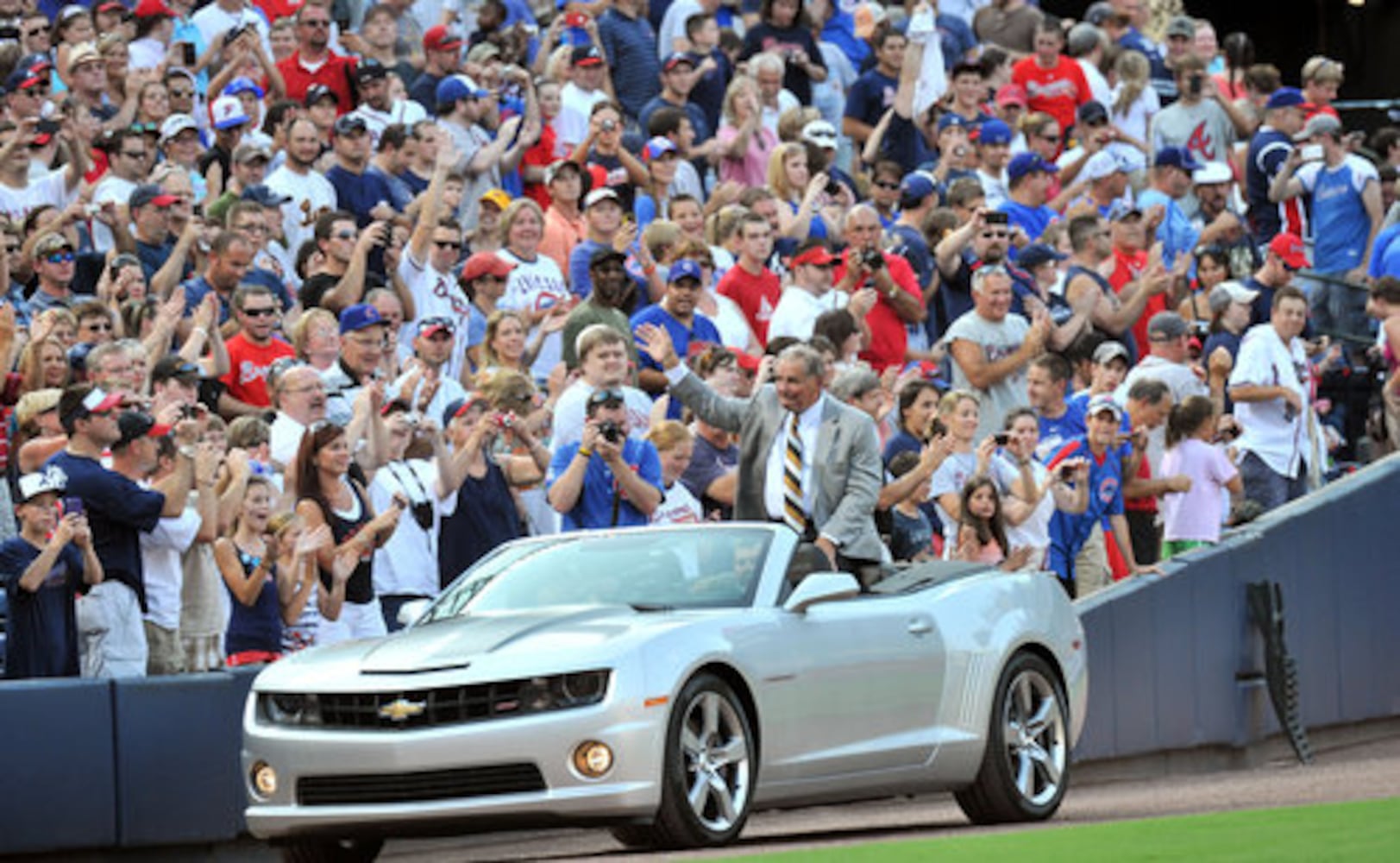 Braves honor former manager Bobby Cox