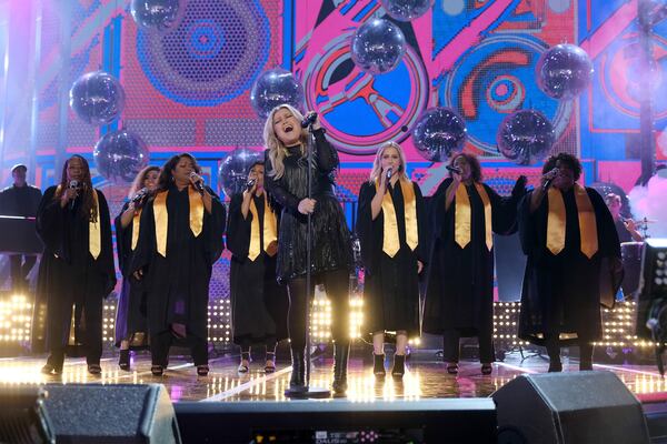 NASHVILLE, TN - JUNE 06:  Kelly Clarkson performs onstage at 2018 CMT Music Awards at Bridgestone Arena on June 6, 2018 in Nashville, Tennessee.  (Photo by Jason Kempin/Getty Images for CMT)