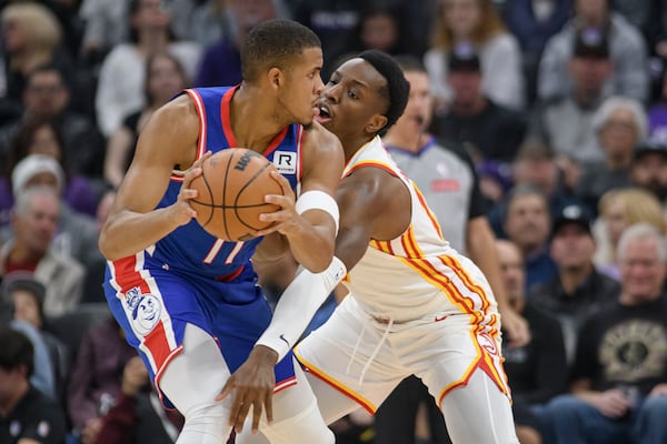 Sacramento Kings center Orlando Robinson, left, is guarded by Atlanta Hawks forward Onyeka Okongwu, right, during the first half of an NBA basketball game in Sacramento, Calif., Monday, Nov. 18, 2024. (AP Photo/Randall Benton)