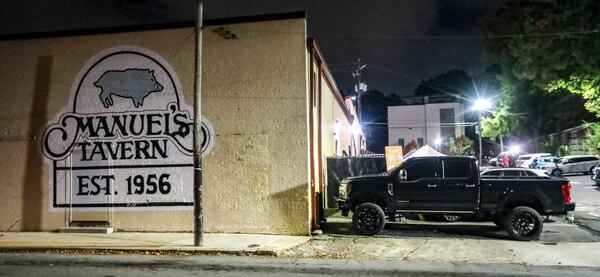 October 28, 2022 Atlanta: The parking lot of a legendary Poncey-Highland pub became a crime scene Thursday night after a man lost his life trying to stop what he believed to be a theft.  (John Spink / John.Spink@ajc.com) 

