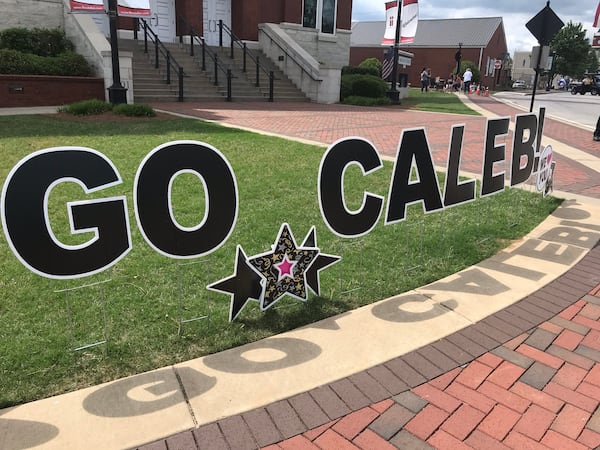  A sign of support in downtown Dallas for Caleb Lee Hutchinson. CREDIT: Rodney Ho/rho@ajc.com