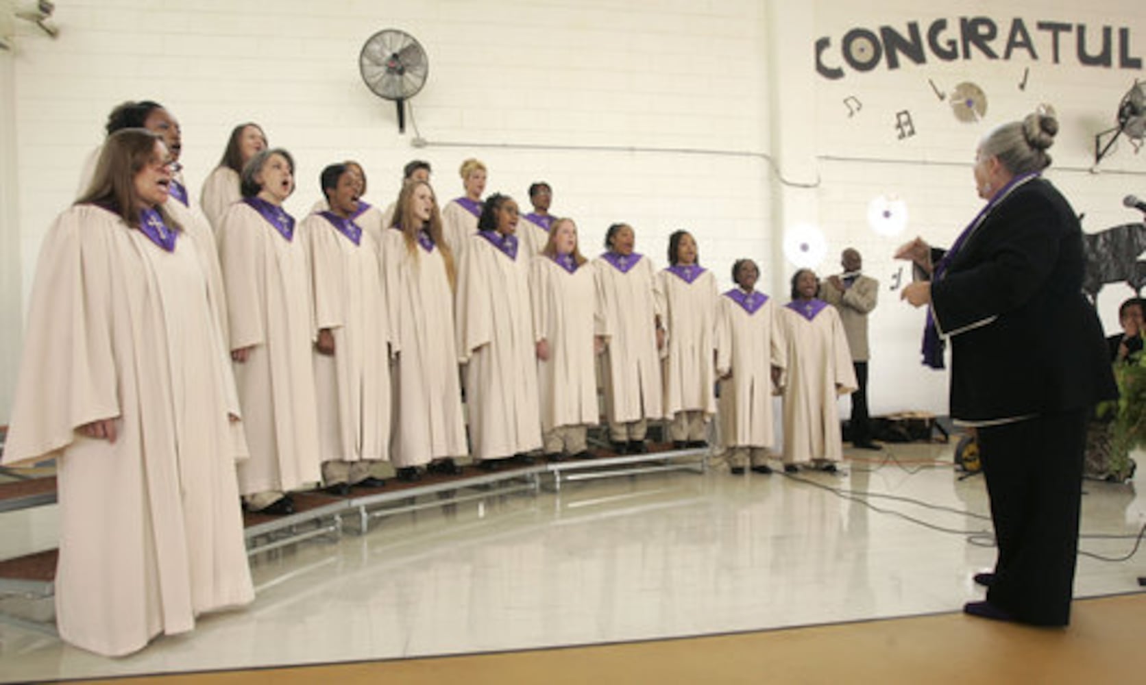 Indigo Girl helps prison choir make CD