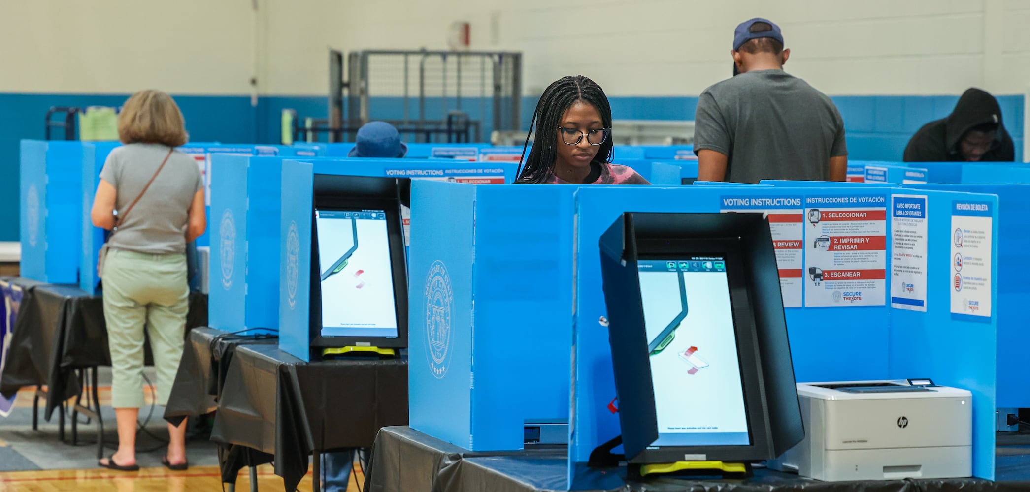 Mariama Dabo (CQ-foreground) casts her ballot at Rhodes Jordan Park in Lawrenceville. PHIL SKINNER FOR THE ATLANTA JOURNAL-CONSTITUTION