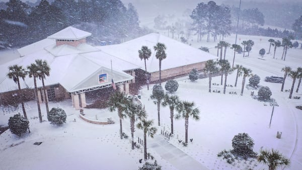 Heavy snow falls onto the Florida Welcome Center on Tuesday, Jan. 21, 2025 in Pensacola, Fla. (Luis Santana/Tampa Bay Times via AP)