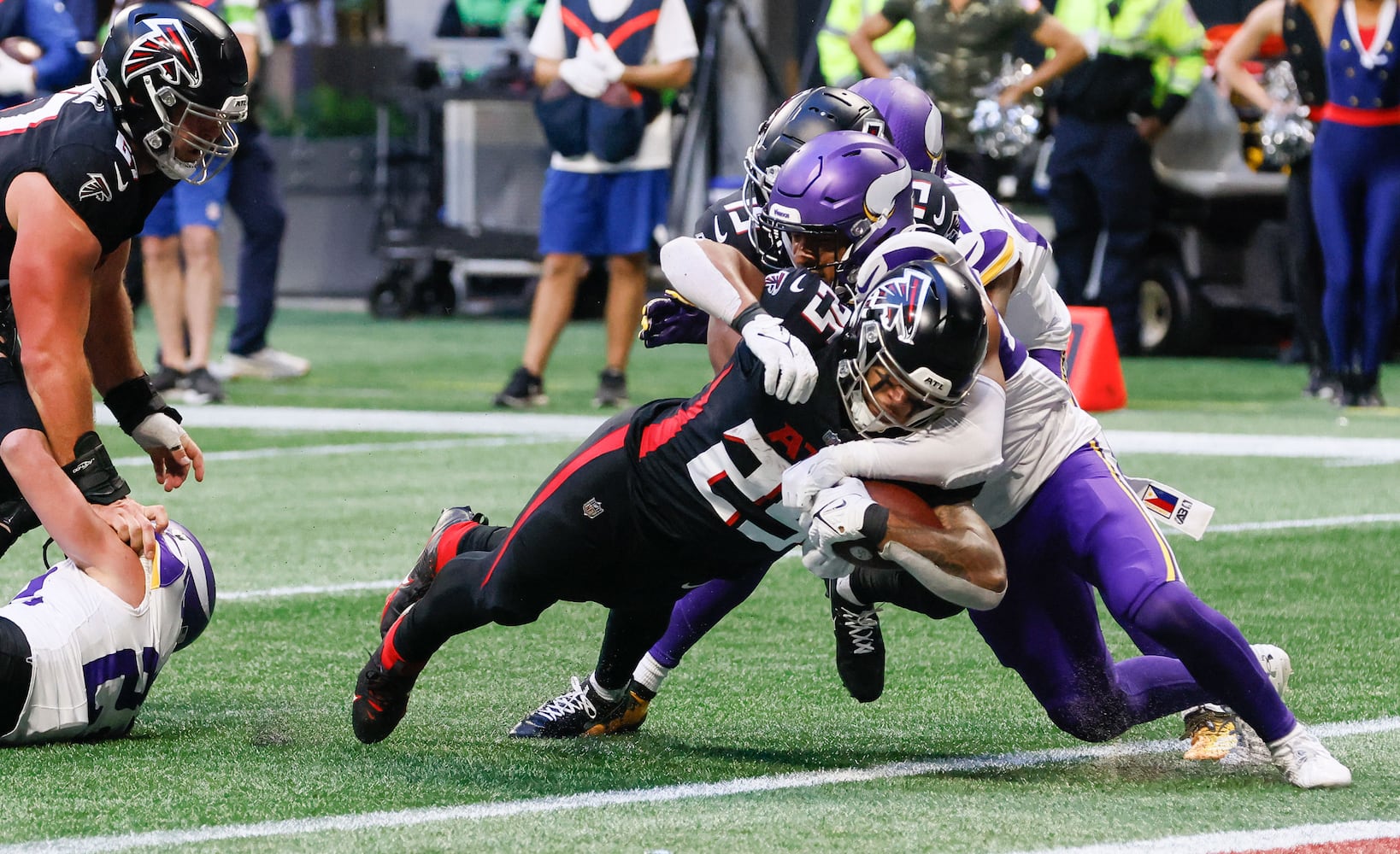 Atlanta Falcons running back Tyler Allgeier (25) scores a touchdown on a five yard run during the second half an NFL football game In Atlanta on Sunday, Nov. 5, 2023 between the Atlanta Falcons and the Minnesota Vikings. The Vikings won 31 - 28. (Bob Andres for the Atlanta Journal Constitution)