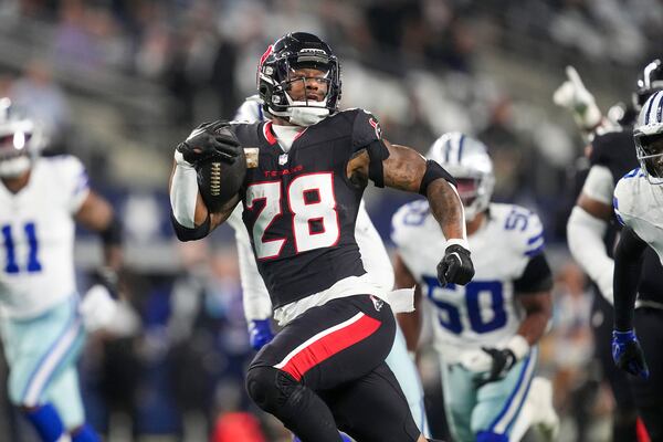 Houston Texans running back Joe Mixon runs for a touchdown against the Dallas Cowboys during the first half of an NFL football game, Monday, Nov. 18, 2024, in Arlington, Texas. (AP Photo/Tony Gutierrez)