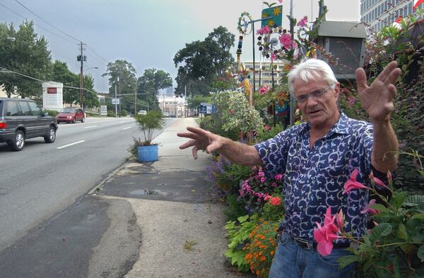  Richard Thomas outside R. Thomas Deluxe Grill in 2003. / AJC file photo