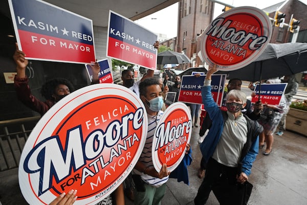 Supporters for Atlanta City Council President Felicia Moore and former Atlanta Mayor Kasim Reed chant for their candidates outside Atlanta City Hall on Tuesday, August 17, 2021. (Hyosub Shin / Hyosub.Shin@ajc.com)