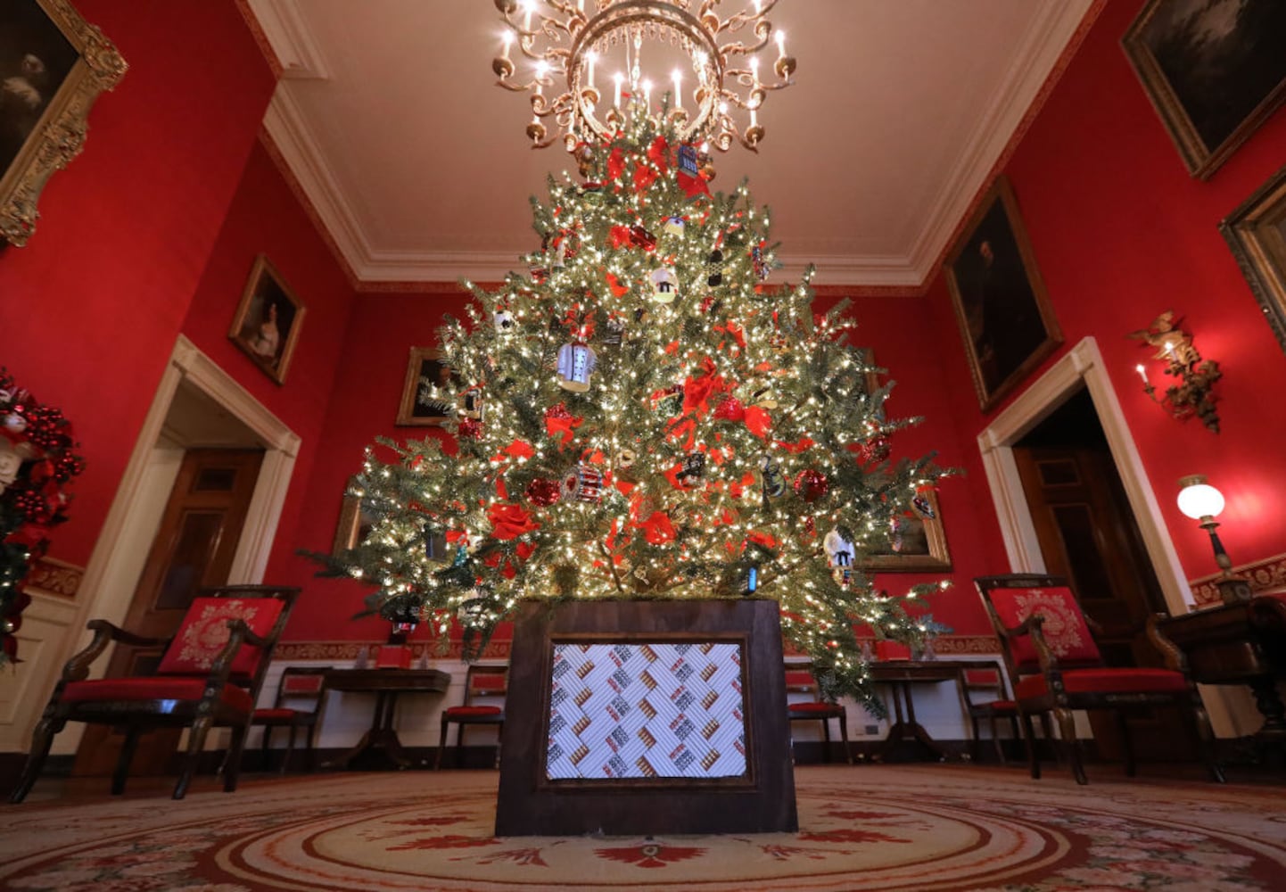 Photos: Melania Trump unveils 2018 White House Christmas decorations