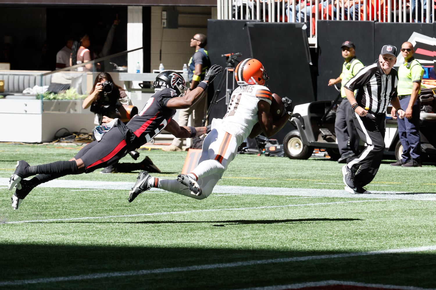 Falcons cornerback Dee Alford defends against Browns wide receiver Donovan Peoples-Jones (11) during the third quarter Sunday in Atlanta. (Miguel Martinez / miguel.martinezjimenez@ajc.com)