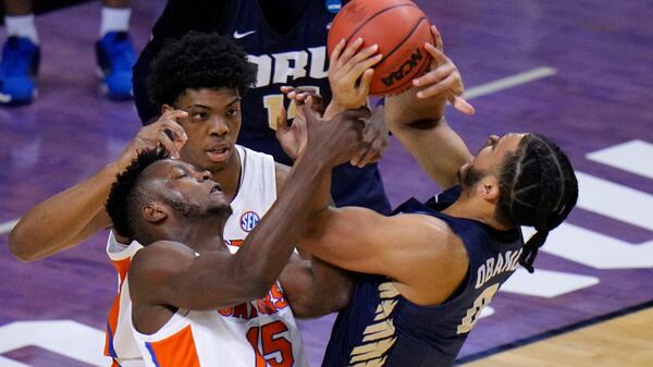 Florida forward Osayi Osifo (15) tries to steal the ball from Oral Roberts forward Kevin Obanor (right) during the first half of their second-round NCAA Tournament game Sunday, March 21, 2021, at Indiana Farmers Coliseum in Indianapolis. (AJ Mast/AP)