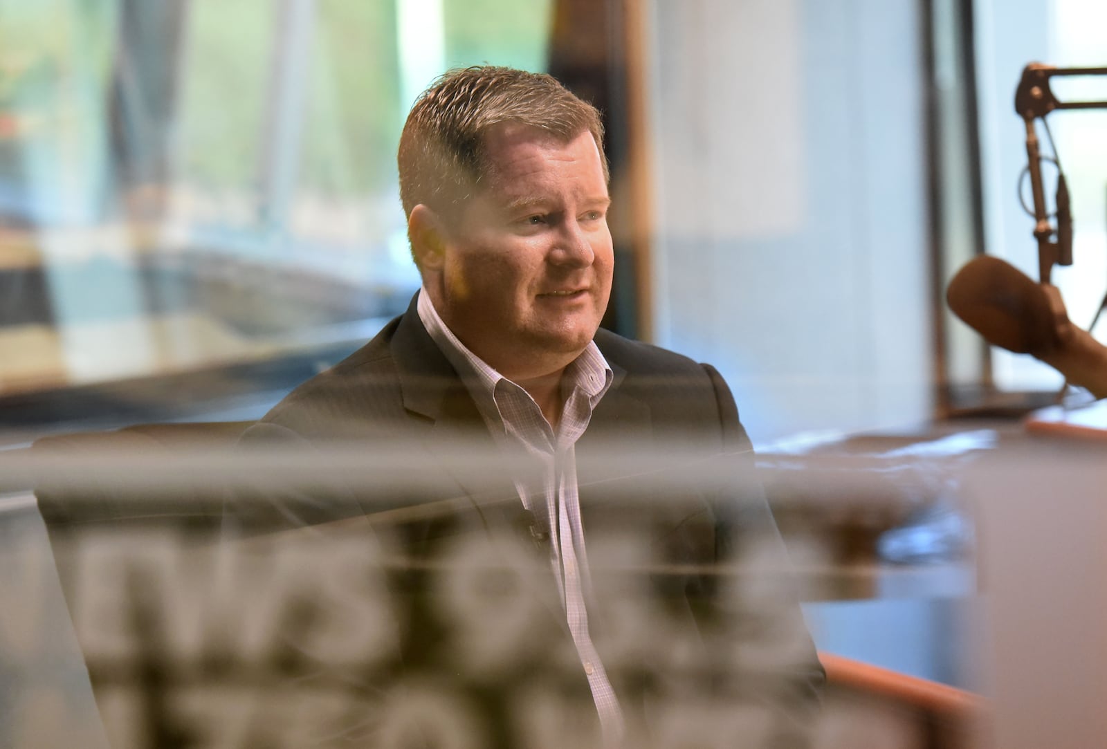 Erick Erickson at News 95.5 and AM750 WSB studio in a 2016 file photo. HYOSUB SHIN / HSHIN@AJC.COM