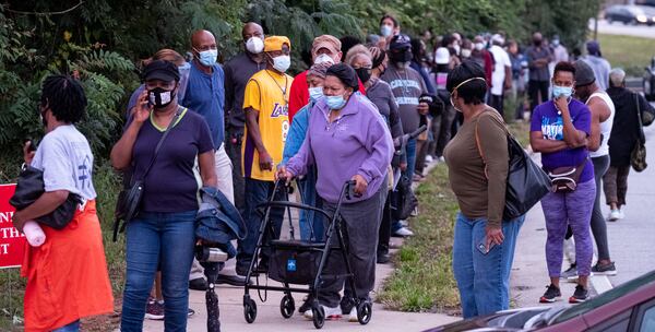 201012-Decatur-Hundreds of people waiting to vote line Northern Avenue as they spill out from the parking of the DeKalb County elections office in Decatur on Monday morning October 12, 2020 an hour after the polling place opened. Ben Gray for the Atlanta Journal-Constitution