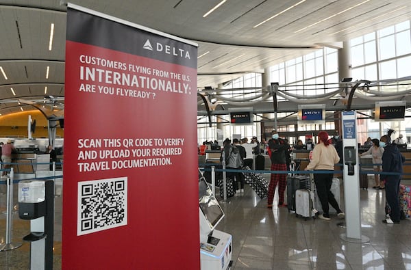 April 29, 2022 Atlanta - International travelers wait in line to checking-in at Delta Air Lines counter in Maynard H. Jackson Jr. International Terminal on Friday, April 29, 2022. (Hyosub Shin / Hyosub.Shin@ajc.com)