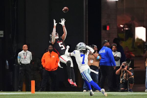 Atlanta Falcons wide receiver Drake London (5) pulls in a touchdown reception against Dallas Cowboys cornerback Trevon Diggs (7) during the first half of an NFL football game, Sunday, Nov. 3, 2024, in Atlanta. (AP Photo/ Brynn Anderson)