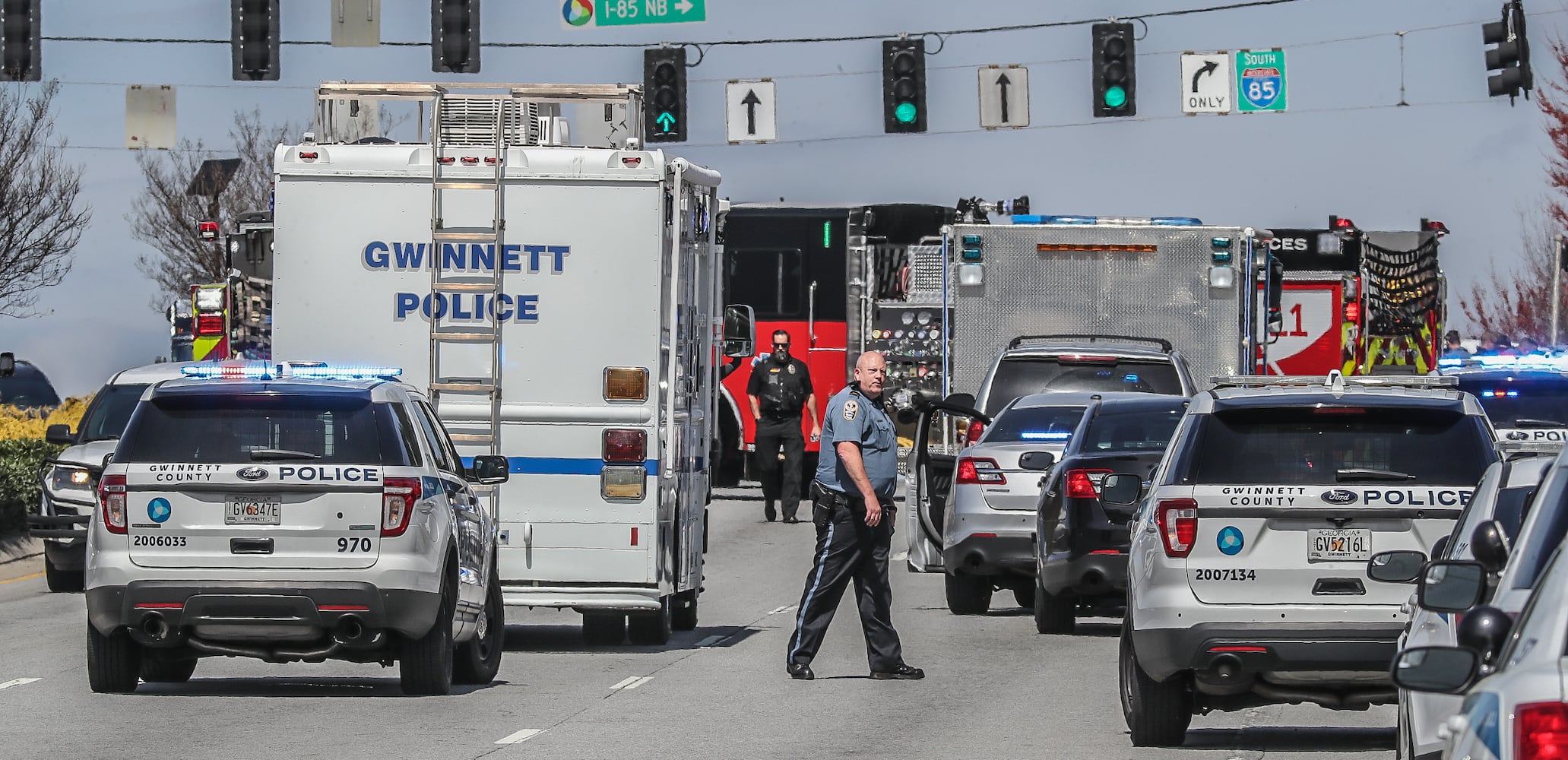 I-85 shut down as Gwinnett SWAT surrounds bus with armed man aboard