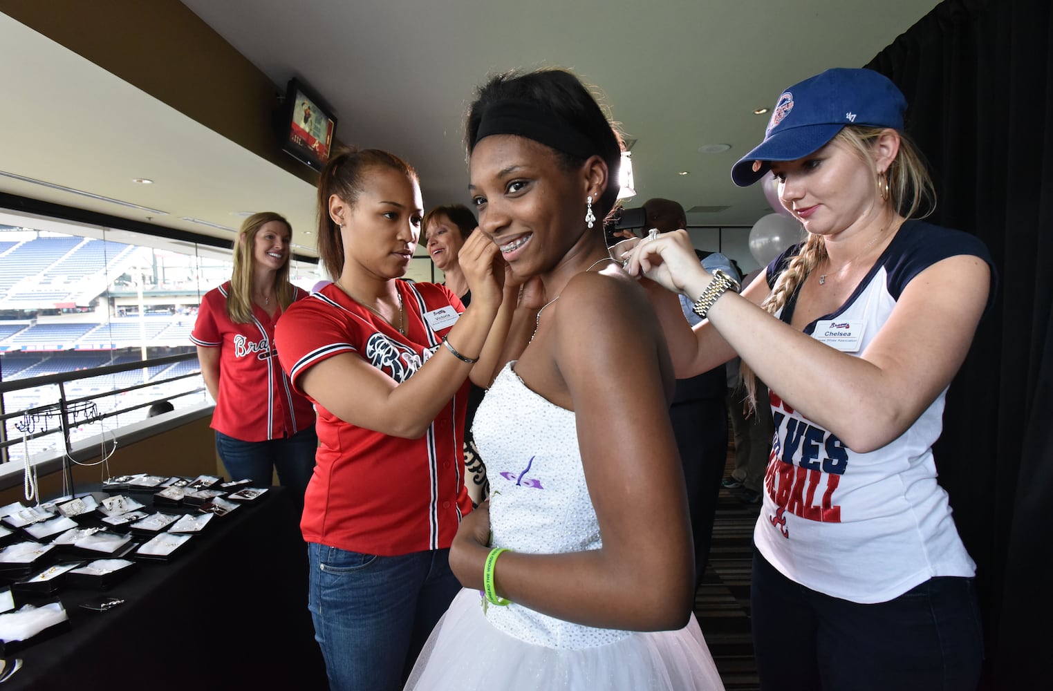 Braves wives host prom makeovers