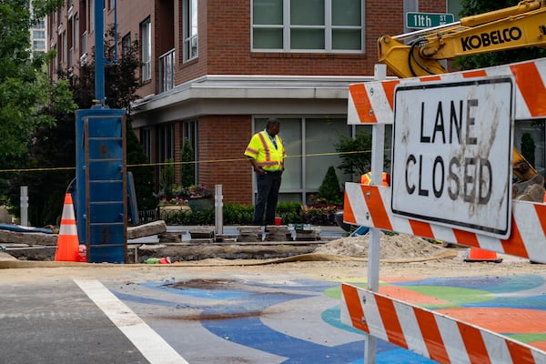 Crews work to repair a water line at 11th and peachtree street. Water continues to flood out of the broken water main at 11th and West Peachtree street. Sunday, June 2nd, 2024 (Ben Hendren for the Atlanta Journal-Constituion)