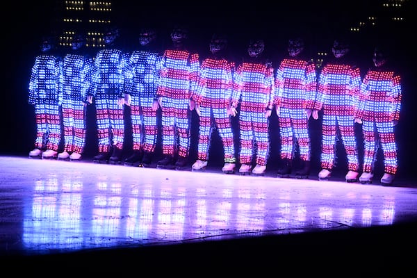 Los patinadores se realizan el domingo 2 de marzo de 2025 en Washington, en el evento Legacy on Ice, un tributo de patinaje artístico para apoyar a las familias y seres queridos afectados por el incidente de aviación del 29 de enero. (AP Photo/Nick Wass)