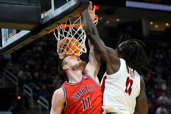 Alabama center Clifford Omoruyi, right, dunks beside Saint Mary's center Mitchell Saxen (11) in the second half in the second round of the NCAA college basketball tournament, Sunday, March 23, 2025, in Cleveland. (AP Photo/David Richard)