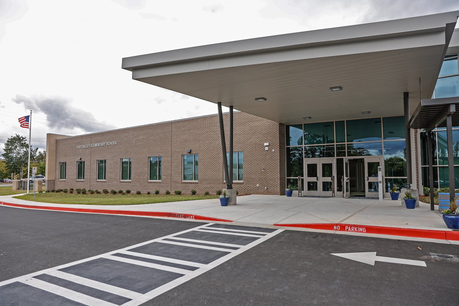 Views of the front entrance of Eastvalley Elementary School in Marietta shown on Monday, Oct. 16, 2023. (Natrice Miller/ Natrice.miller@ajc.com)