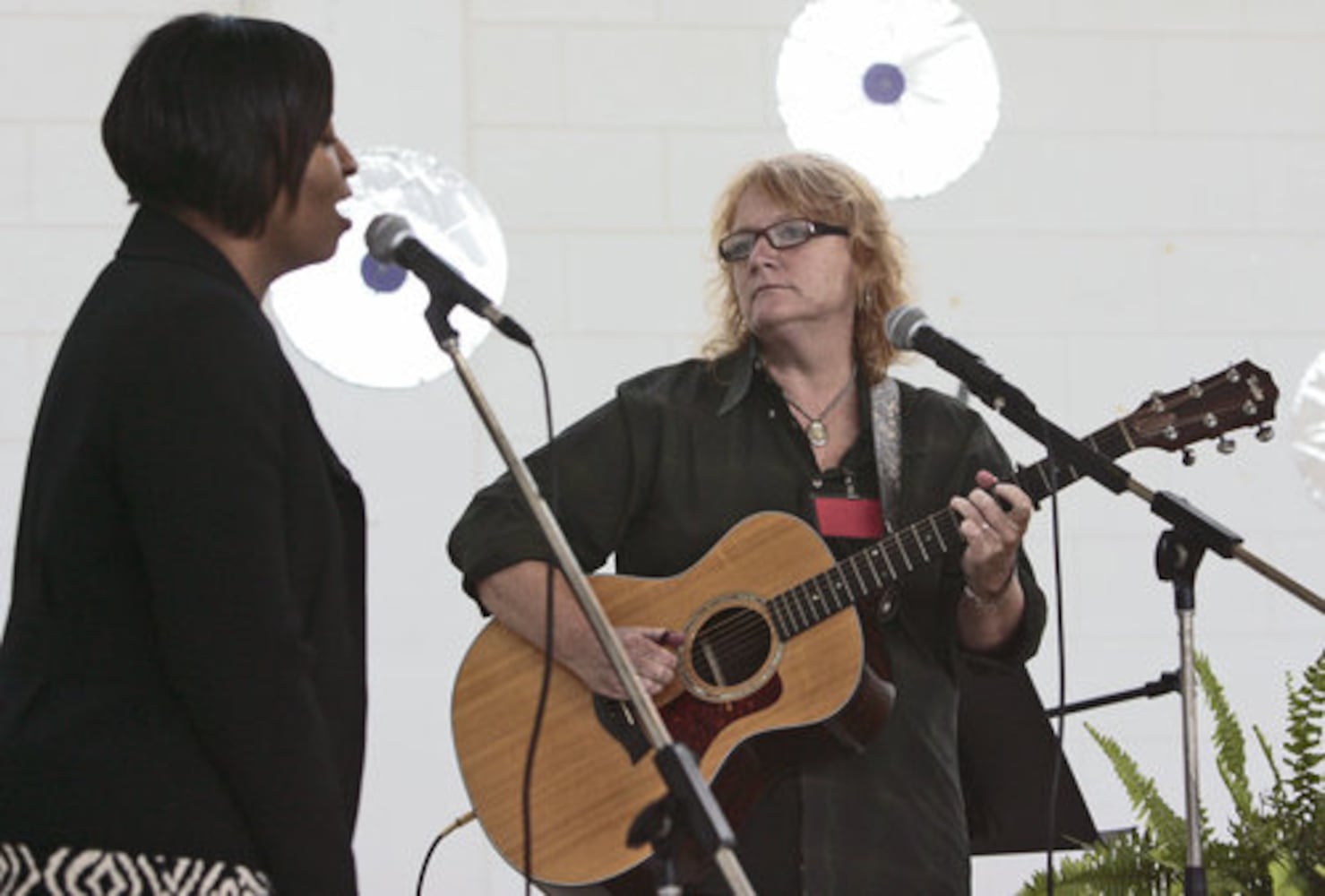 Indigo Girl helps prison choir make CD