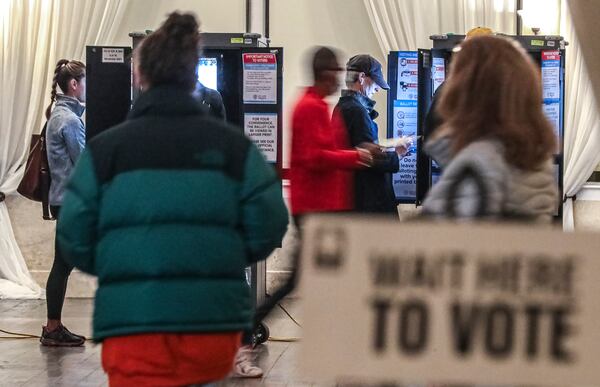 Voters surge to the voting machines first thing in the morning at Park Tavern in Atlanta on Nov. 2, 2021. (John Spink / John.Spink@ajc.com)