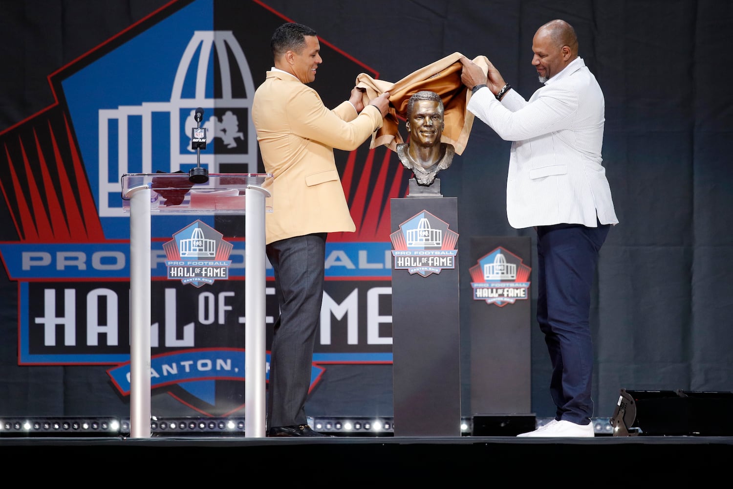 Photos: Tony Gonzalez, Champ Bailey enter Pro Football Hall of Fame