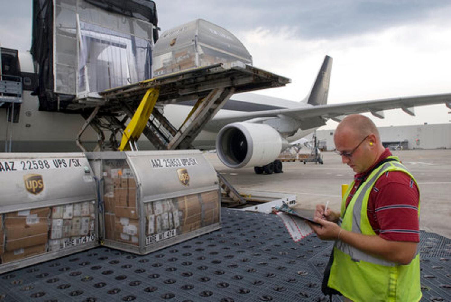 UPS hub moves packages